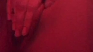 Chica se masturba mientras sus padres duermen