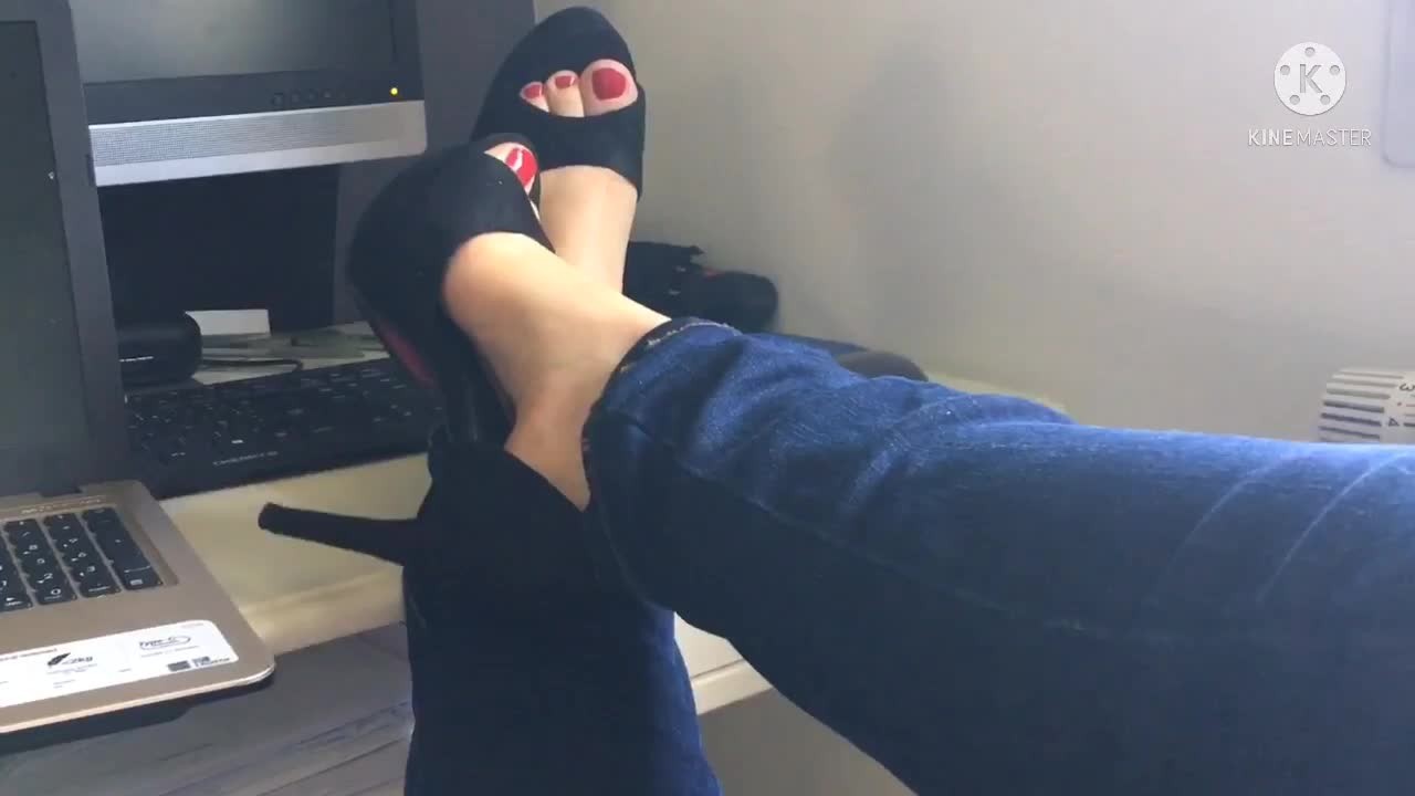 Secretary in heels / Get comfortable and listen to me - RedTube