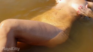 STUNNING BEAUTY PLAYS WITH A SHAVED PUSSY ON A SUNNY BEACH CLOSE-UP! PUSSY JUICE IN PUBLIC!