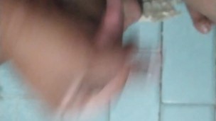 Pensando en la vecina mientras me corro la polla