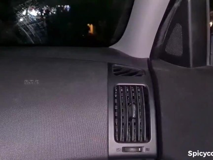 Fidanzata si masturba nel parcheggio pubblico davanti ai guardoni, la troia si esibisce si bagna ITA