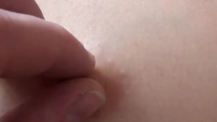Mes TÉTONS tout dur prêt à être mordiller!