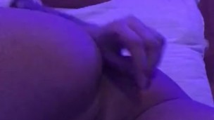 chica se masturba su coño muy mojado (Parte 1)