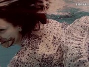 Loris Licicia is an example of perfect babe in the pool 3/16