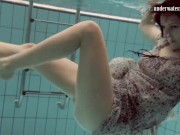 Loris Licicia is an example of perfect babe in the pool 4/16