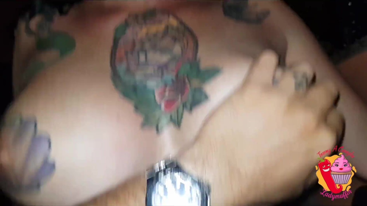 Pendant qu’il la baise, il lui met un doigt dans le cul ... - RedTube