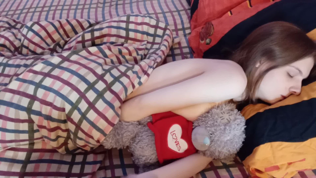 Cute girl masturbates after erotic dreams / morning masturbation - RedTube