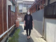 【人妻の露出散歩】真昼間の住宅街で我慢できずに露出オナニー 1/16