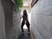 【人妻の露出散歩】真昼間の住宅街で我慢できずに露出オナニー 5/16