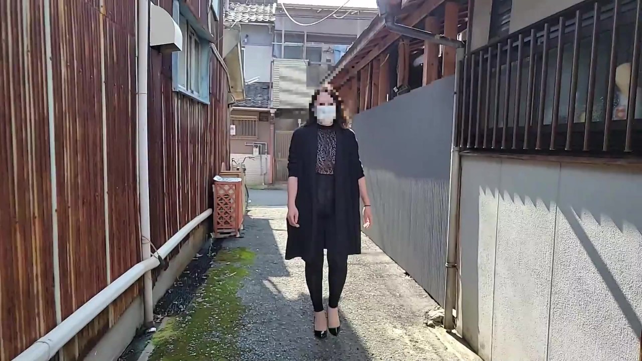 【人妻の露出散歩】真昼間の住宅街で我慢できずに露出オナニー - Darmowe seks wideo - RedTube->