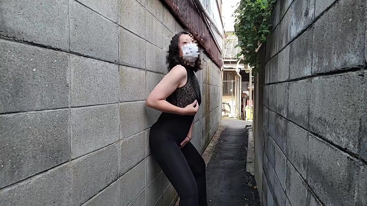 【人妻の露出散歩】真昼間の住宅街で我慢できずに露出オナニー - Darmowe seks wideo - RedTube->