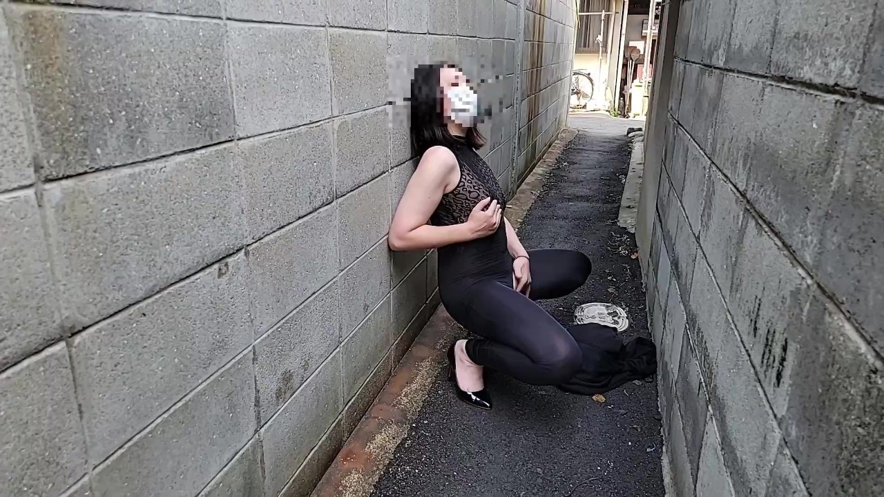 【人妻の露出散歩】真昼間の住宅街で我慢できずに露出オナニー - Darmowe seks wideo - RedTube->