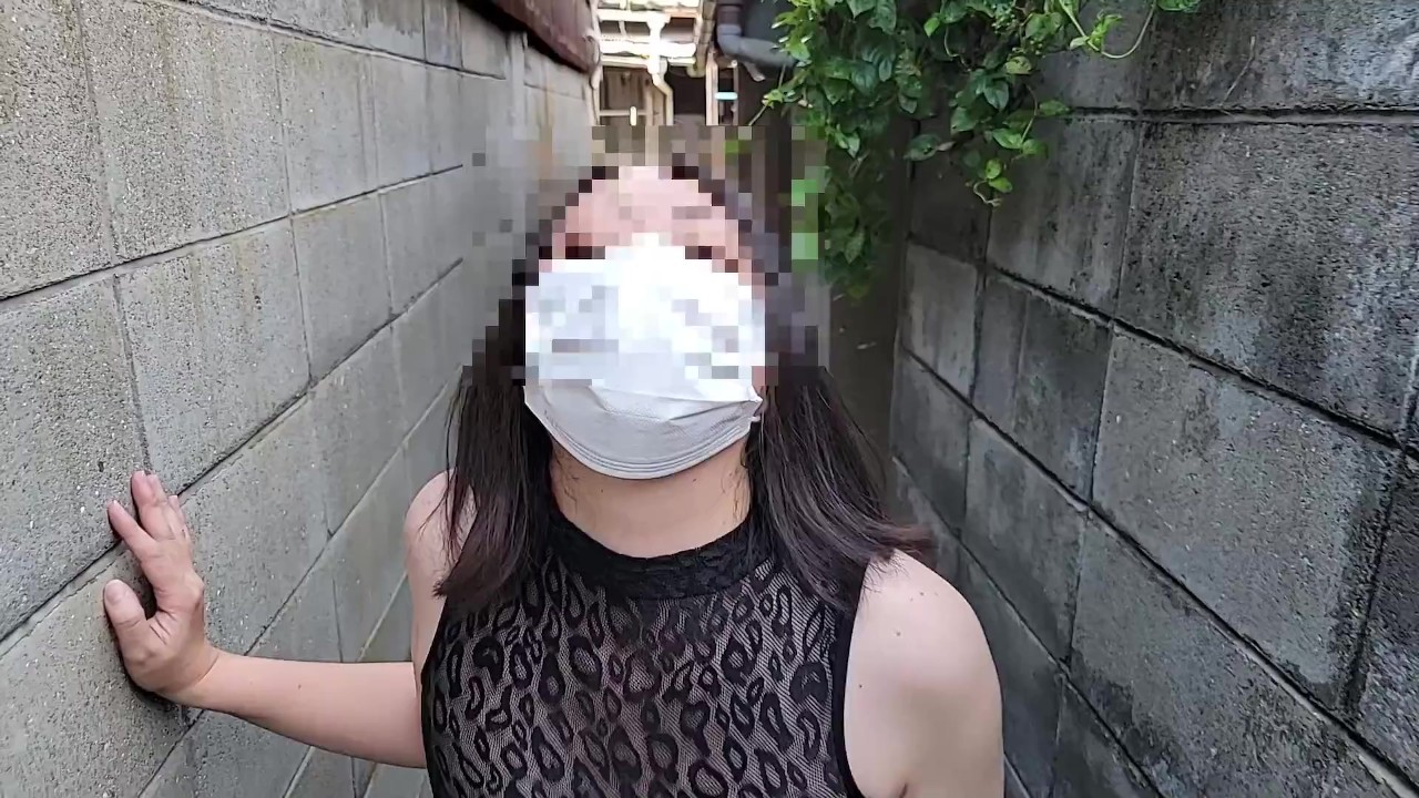 【人妻の露出散歩】真昼間の住宅街で我慢できずに露出オナニー - Darmowe seks wideo - RedTube->