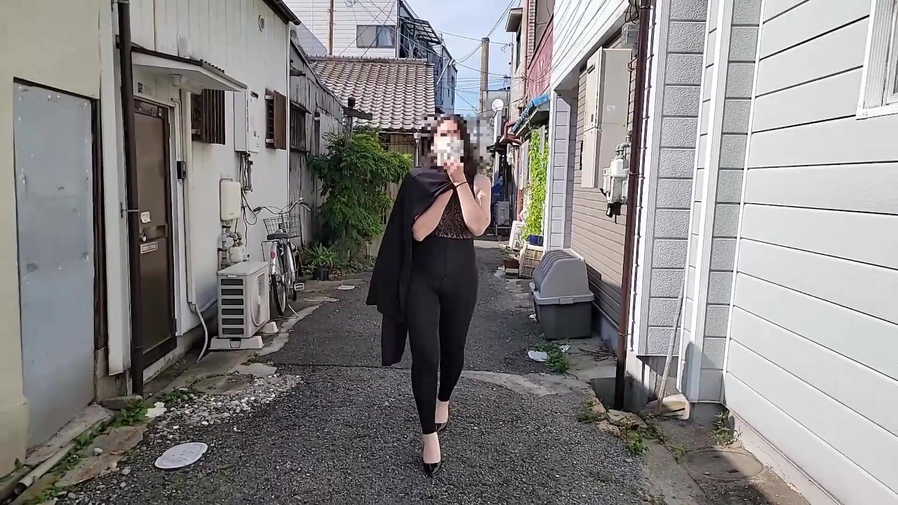 【人妻の露出散歩】真昼間の住宅街で我慢できずに露出オナニー - Darmowe seks wideo - RedTube->
