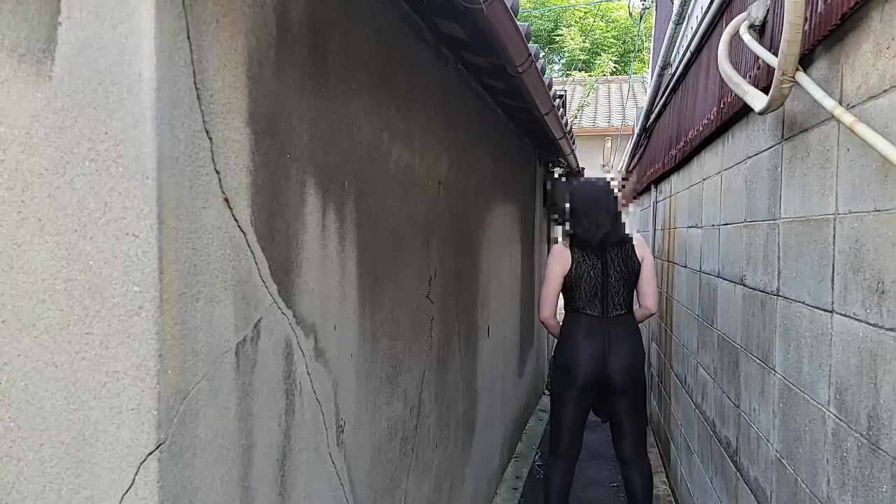 【人妻の露出散歩】真昼間の住宅街で我慢できずに露出オナニー - Darmowe seks wideo - RedTube->