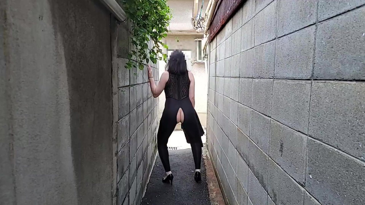 【人妻の露出散歩】真昼間の住宅街で我慢できずに露出オナニー - Darmowe seks wideo - RedTube->
