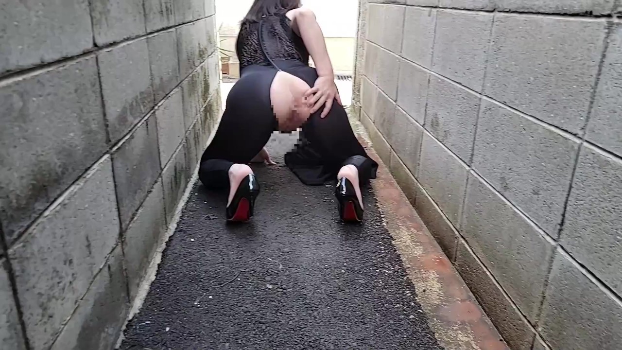 【人妻の露出散歩】真昼間の住宅街で我慢できずに露出オナニー - Darmowe seks wideo - RedTube->