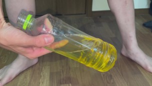 おしっこペットボトルチャレンジ!! 1滴もこぼさずに注げるか挑戦してみた♡