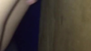 Latina caliente mostrándose y chupando blowjob