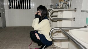I imitate a human toilet in a public toilet at night.