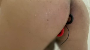 私の朝の日課は、肛門にエネマグラを挿入し、前立腺マッサージをしながらシャワーを浴びることです。