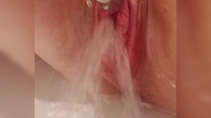 MILF water masturbation 