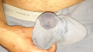 Punheta de cuecas com gozada