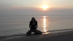 Amateur milf BadTaha masturbates on the beach. Russian milf solo masturbation