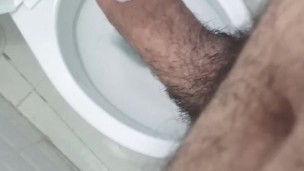Man creams his strong dick in the toilet and masturbate untill he pie
