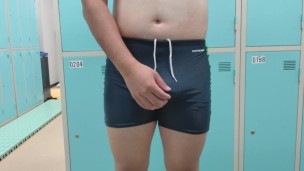 プールの更衣室でスクール水着オナニー