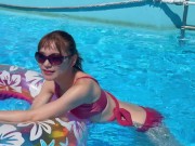 バックでハメ撮り！尻の日焼け痕が激エロの中出しSEX〜女子大生とイチャイチャプールデート〜　♡RYO＆YUU♡素人カップル/歳の差/10代/美少女/色白/スタイル抜群/野外/水着/彼女着替え/主観映像 3/16