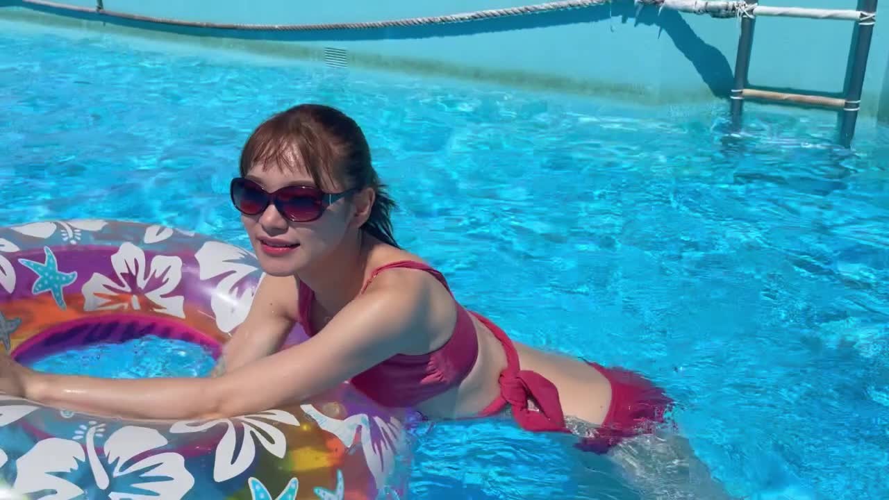 バックでハメ撮り！尻の日焼け痕が激エロの中出しSEX〜女子大生とイチャイチャプールデート〜　♡RYO＆YUU♡素人カップル/歳の差/10代/美少女/色白/スタイル抜群/野外/水着/彼女着替え/主観映像 - Vidéo de sexe gratuite - RedTube
