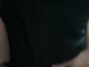 Linda chica follando y masturbándose en el baño a escondidas 