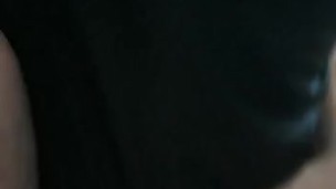 Linda chica follando y masturbándose en el baño a escondidas 