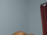 Me masturbo mientras mis vecinos escuchan