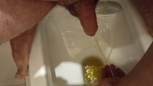 Morning pissing and light jerking. Утренний писсинг себе на руку и лёгкое подрачивание.