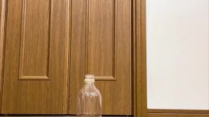 スーツ姿の変態大学生がペットボトルにおしっこを注ぐチャレンジをしてみた