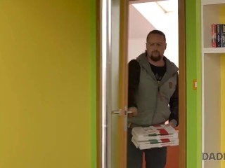 DADDY4K. Belle attirée dans des relations sexuelles inattendues avec le beau père de son petit ami