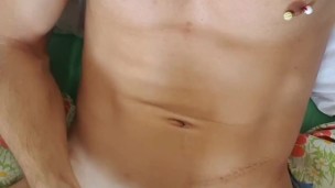 ragazzo molto eccitato si masturba e si riempie di sborra