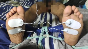 Male feet Torture - feet electric soles