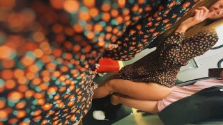 女の子はショッピングセンターのロッカールームで購入権を働いた