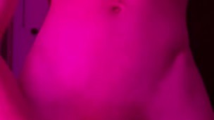 bel ragazzo con piercing sì sega