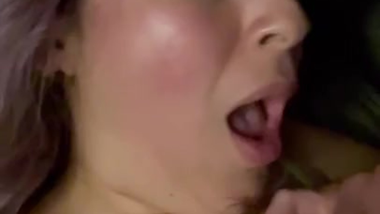 Una sexy MILF latina schizza dalla figa e spruzza latte dai capezzoli -  RedTube