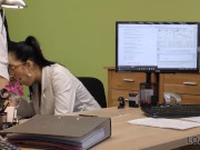 LOAN4K. Ayant besoin d'un prêt, la nana brune se déshabille et s'amuse 10/16