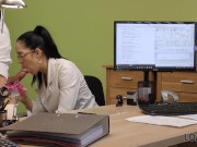 LOAN4K. Ayant besoin d'un prêt, la nana brune se déshabille et s'amuse 11/16