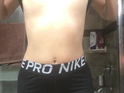 الينا أنجل العراقية راجعة من الجم و تعرض جسمها و كسها و طيزها/Iraqi slut naked after gym training