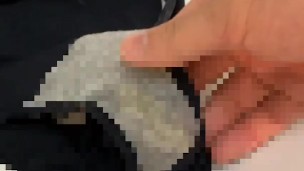 （射精）染み付きパンティーにシコって染みにぶっかけオナニー