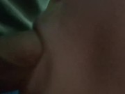 UNE GROSSE SALOPE SUCE ET SE FAIT EJAC SUR SES GROS SEINS 11/16