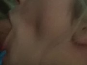 UNE GROSSE SALOPE SUCE ET SE FAIT EJAC SUR SES GROS SEINS 7/16