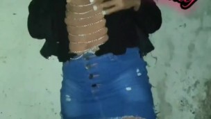 Vecina me muestra el culo en el ascensor y se termina masturbándo sorpresivamente 